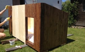 První nátěr ochrannou lazurou