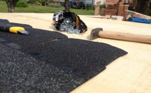 Pokrývání střechy zateplené psí boudy