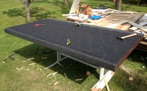 Pokrytá střecha zateplené psí boudy