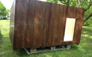 Psí bouda s dvěma vrstvami ochranného nátěru