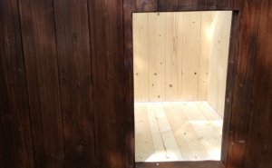 Detail vchodu do zateplené psí boudy