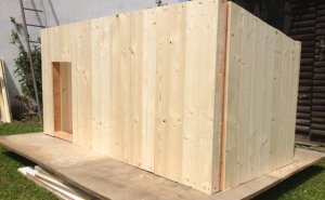 Panely ze kterých je sestavená psí bouda