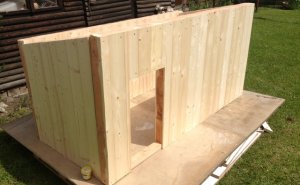 Panely ze kterých je sestavená psí bouda